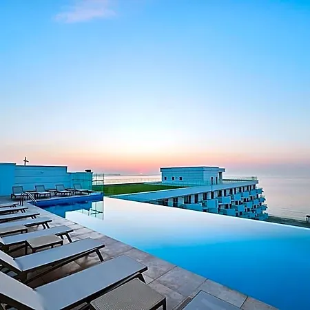 La By Infinity & Hotel 3*